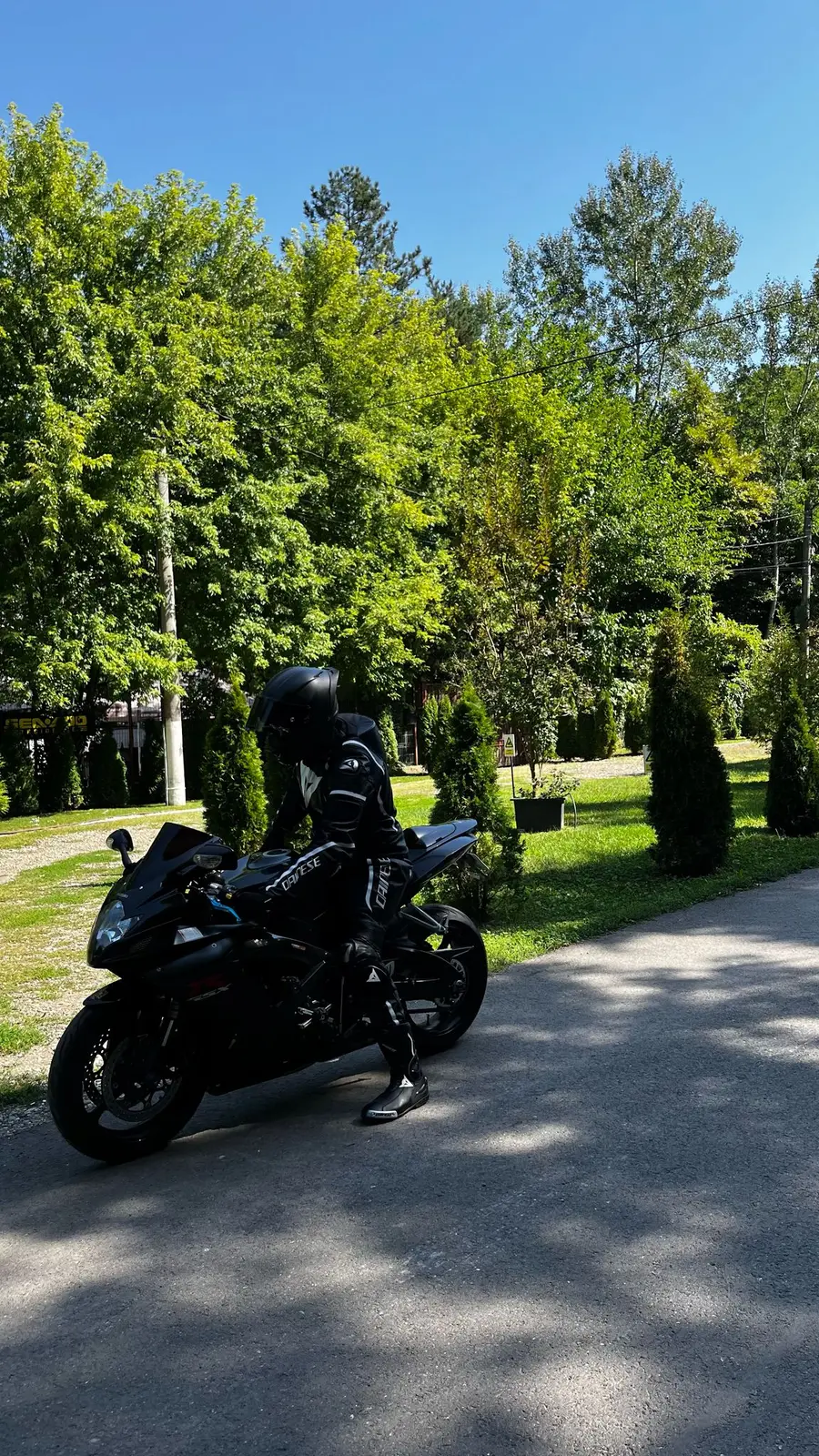 Motociclist în echipament personalizat pe stradă